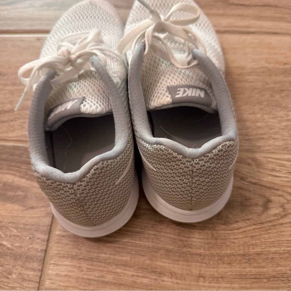 Nike Women’s Flex Experience White and Gray Running Shoes Sneakers Size 9 - Picture 6 of 9